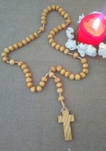 chapelet en bois pour cadeau de communion